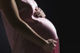 Jornalista da Folha chamada de “magrela pançuda” por hater revela gravidez: “prometo me empenhar!”