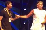 Lulu Santos é pedido em casamento em pleno palco pelo seu gatão; vídeo