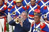 Trompetista “invade” reportagem da Globo e toca música pró-Lula