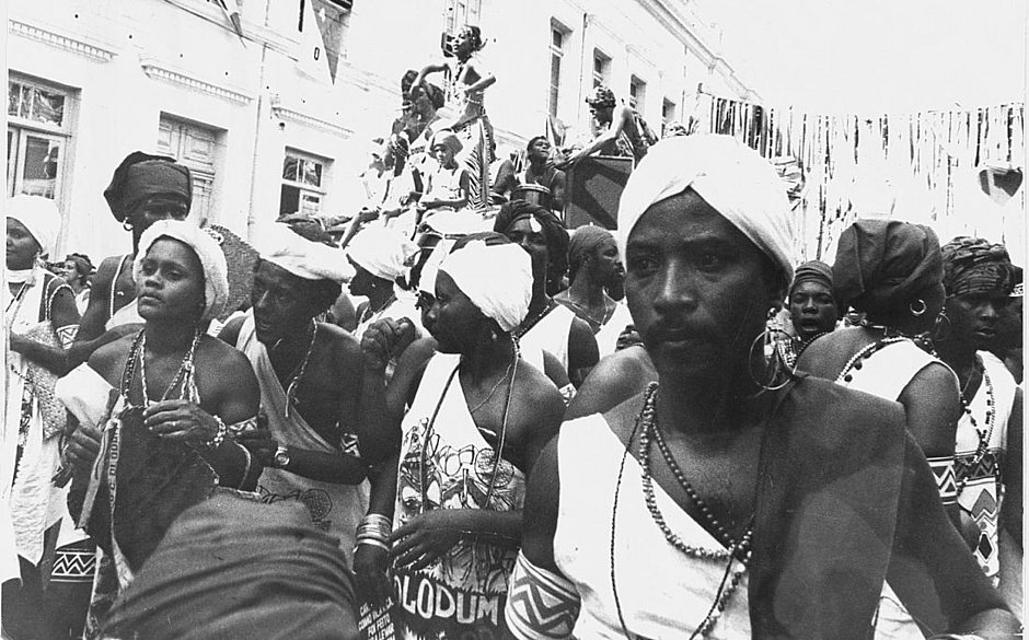 A Dama do Pagode desfila com trio sem cordas no domingo