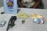 Homem é preso com droga e arma