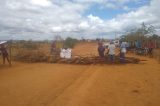 Moradores de comunidades do Salitre interditam estrada em protesto contra a retenção de água por grandes produtores