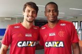 Novo reforço do Flamengo, Rodrigo Caio é recebido pelo zagueiro Juan no CT