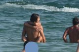 Sasha e Bruno em cenas quentes em praia do Rio