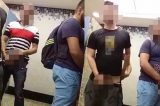 Vídeo: Homens são flagrados se masturbando dentro de banheiro público