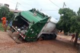 Carro do lixo atola em plena via em Juazeiro