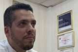 Deputado do PSL exibe pedaço de placa com nome de Marielle como troféu Deputado do PSL exibe pedaço de placa com nome de Marielle como troféu