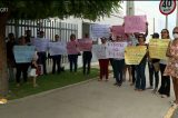 Mães de pacientes em tratamento contra o câncer realizam protesto em frente à Apami em Petrolina Mães de pacientes em tratamento contra o câncer realizam protesto em frente à Apami em Petrolina