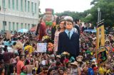 Boneco gigante de Bolsonaro desfila em Olinda sob vaias e chuva de latas