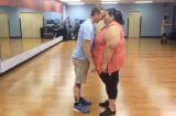 “Nossa relação não é um fetiche”: casal encara preconceito por diferença no peso