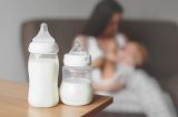 Mãe se recusa a dar fórmula, consegue leite materno no Facebook e ignora riscos