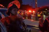 Abuso de poder: Grupo da PM tenta intimidar Vigília Lula Livre nesta noite de quinta