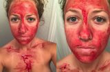 Mulher espalha sangue da menstruação na pele para se conectar com o corpo