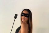 Anitta homenageia Tiazinha em fantasia de Carnaval
