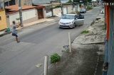 Aleijado armado assalta motorista; veja vídeo