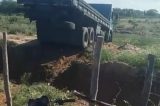 Motorista perde controle e caminhão cai no dreno