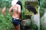 Mulher com mal cheiro nas partes íntimas é atacada por urubus durante relação com namorado no mato