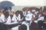 Alunos usam chapéus para se proteger em sala de aula sem teto após passagem de ciclone em Moçambique