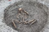 A escavação para obra de saneamento que revelou esqueletos de 3 mil anos no Reino Unido