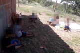 Crianças merendam no sol e sentadas no chão na cidade de Curaçá