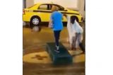 Vaquinha para homem que ajudou idosa a atravessar rua alagada passa dos R$ 100 mil