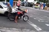 Vídeo: homem se deita no meio da rua e grita: ‘Se o Vasco for campeão, eu prefiro morrer’