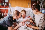 Mulher de 61 anos dá à luz a um bebê para seu filho gay e marido