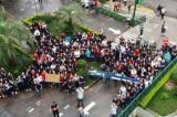 Mais de 300 alunos vão a hospital cantar parabéns para professora com leucemia