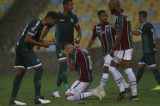 Fluminense perde para o Goiás em jogo travado por consultas demoradas ao árbitro de vídeo e por queda de luz no estádio