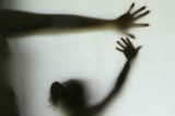 Criança de 8 anos é estuprada dentro de casa por suposto fotógrafo