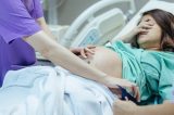 Cesariana aumenta risco de complicações em grávidas com covid-19
