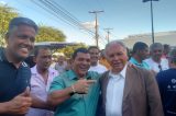 Paulo Bomfim e Joseph Bandeira abraçados descontraidamente em público em ano pré-eleitoral