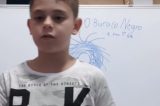 Menino de 9 anos ensina física e matemática na internet