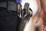 Justiça suspende proibição de que policiais fora de serviço portem armas em voos