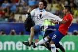 Torcedor invade o gramado do Maracanã e leva pontapé de jogador do Chile; vídeo