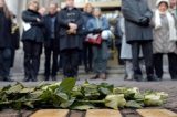 O artista que está criando um memorial para cada uma de milhares de vítimas do Holocausto