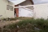 Marcas do abandono: Quadra poliesportiva transformada em coito para vagabundos