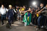 Neymar recebe carinho da torcida na chegada da seleção brasileira a Brasília