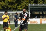 Em jogo com duas expulsões, Vasco vira sobre o Fluminense em São Januário: 2 a 1