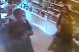 Homem usa máscara de caveira e peixeira para assaltar loja de chocolates