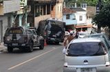 Micro-ônibus desgovernado da PM atinge casas, veículos e deixa feridos em Salvador