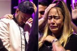 Neymar vai aos prantos em culto ao lado da família em Santos