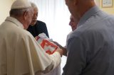 Papa Francisco recebe camiseta pela liberdade de Lula