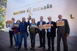 Professores tentam entregar troféu irônico a ministro e são barrados no MEC