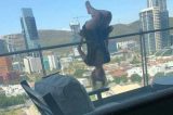 Jovem tenta fazer posição de ioga em varanda de apartamento e cai de 25 metros