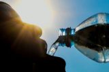 Microplásticos na água representam ‘risco pequeno à saúde’, diz estudo