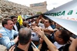 Bolsonaro cumprimenta opositores do prefeito de Juazeiro