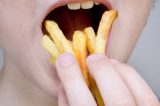 Adolescente fica cego por causa de alimentação à base de batatas fritas