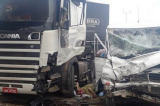 Acidente com vários feridos entre Van e Carreta na BR-232 no Sertão de Pernambuco