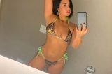 Dami Lovato sensualiza com biquíni brasileiro
